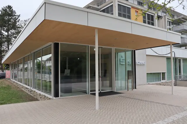 Die neue Sparkassen-Filiale in der Hohenhewenstraße in der Singener Nordstadt öffnet am 6. Mai ihre Türen. Bei der Gestaltung wurde auf helle Farben und Naturmaterialien geachtet. | Foto: Juleda Kadrija