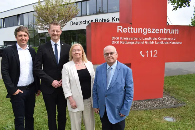 Die neue Führung des DRK Ortsverein Radolfzell. Der 1. Vorsitzende Oberbürgermeister Simon Gröger (zweiter von links), sein Stellvertreter Dr. Helmut Weller (ganz rechts), der Geschäftsführer des DRK Timo Petersen (ganz links) und die scheidende 1. Vorsitzende Karin Chluba. | Foto: Achim Holzmann