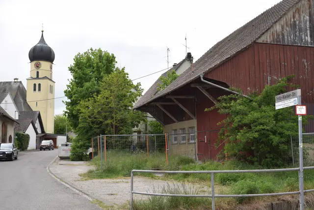 Hier bei dem Arial in der Fritz-Kleinerstrasse (rechts) entsteht die «Neue Mitte» vom Ortsteil Böhringen, sowie das neue Dorfgemeinschaftshaus. Bei der öffentlichen Ausschusssitzung für Planung, Umwelt und Technik am letzten Mittwoch, 29. April im Bürgersaal des Rathaus Radolfzell wurde mit einer Enthaltung der Baubeschluss gefasst. Die Bauarbeiten beginnen im Herbst dieses Jahres. | Foto: Achim Holzmann