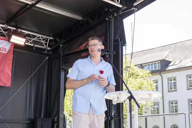 Frederic Striegler, zweiter Bevollmächtigter der IG Metall Singen, moderierte das Fest auf dem Herz-Jesu-Platz | Foto: Uwe Johnen