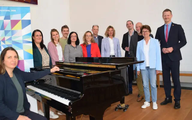 Oberbürgermeister Simon Gröger (ganz rechts), der im Aufsichtsrat des Bodenseefestivals tätig ist, lud zu einer Gesprächsrunde in die evangelischen Christuskirche in Radolfzell. Gegenstand war das Programm, sowie die Philosophie der Veranstaltung. Im Anschluss gab Konzertpianistin Christina Marton-Argerich eine Kostprobe ihres Könnens. | Foto: Achim Holzmann