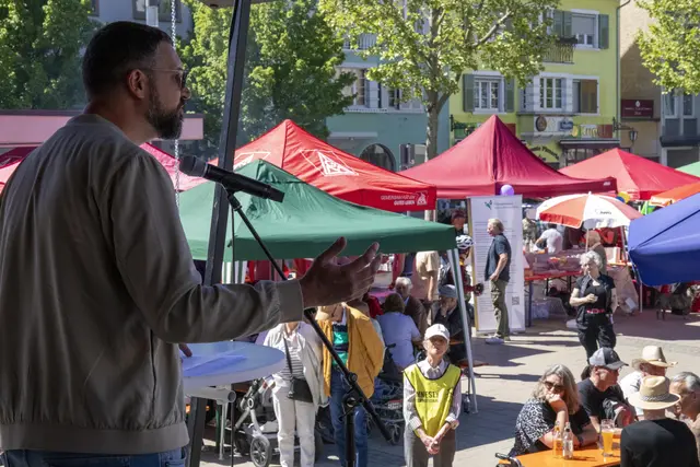 Christian Schwaab, Tarifsekretär der IG Metall Baden-Württemberg, auf der Bühne beim Familienfest anlässlich des Tags der Arbeit in Singen. | Foto: Uwe Johnen