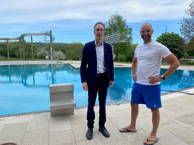 Bürgermeister Frank Harsch und Schwimmmeister Thomas Abendroth freuen sich auf die kommende Badesaison. | Foto: Stadt Engen