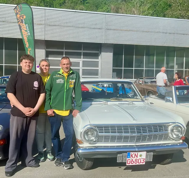 Mit 55 PS aus einem 1,5 Liter-Motor erreichte der Opel A-Rekord Baujahr 1964 gut 130 Kilometer pro Stunde. Er war dem amerikanischem Chevrolet der Opel-Muttergesellschaft General Motors nachempfunden und begründete eine ganze Generation zuverlässiger Mittelklassewagen der Marke mit dem Blitz. Jakob, Emilia und Adrian Firla (von links) sind angetan von ihrem nun  62-jährigen Oldtimer. | Foto: Bernhard Grunewald