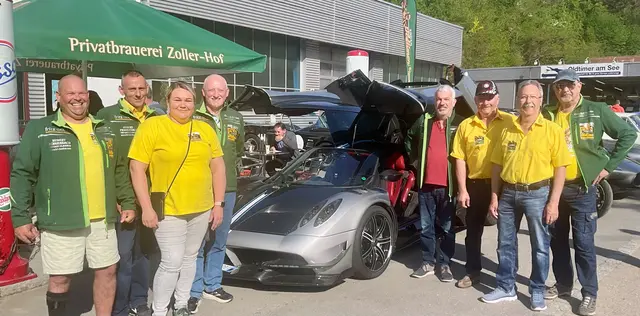 Das Team des Oldtimer- und Fahrzeugmuseums in Engen freute sich am Sonntagvormittag über den außerordentlich großen Besuch ihrer erstmaligen Veranstaltung „Cars und Bikes, Coffee und Gipfeli“ an der Engener Hegaustrasse: Michi Bietenholz (von links), Adrian und Emilia Firla, Martin Schoch, Michael Lösle, Vorsitzender Klaus de Monte, Gerold Bucher und Wolfgang de Monte. | Foto: Bernhard Grunewald