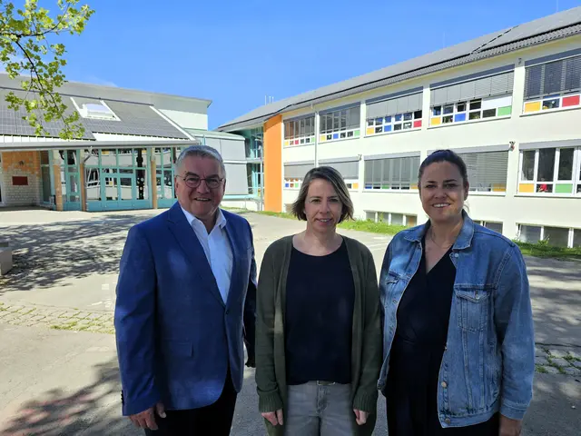 Gemeinsam freuen sich (von links) Bürgermeister Ralf Baumert, Rektorin Stefanie Berger und Tanja Harder (stellvertretende Sachgebietsleitung Soziales, Bildung, Generationen) auf den Start der Ganztagsschule. | Foto: Sandra Bossenmaier 