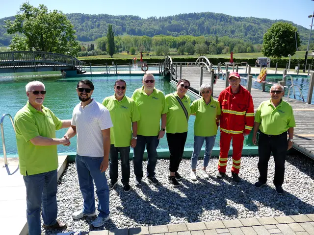 Gemeinsam eröffnen sie die Badesaison 2026 im Naturbad Aachtal, von links: Lothar Reckziegel, Deniz Yildiz, Peter Mielke, Werner Niete, Sonja Mielke, Isolde Schneidereit, Thomas Honeck und Albert Simeoni. | Foto: Sandra Bossenmaier 
