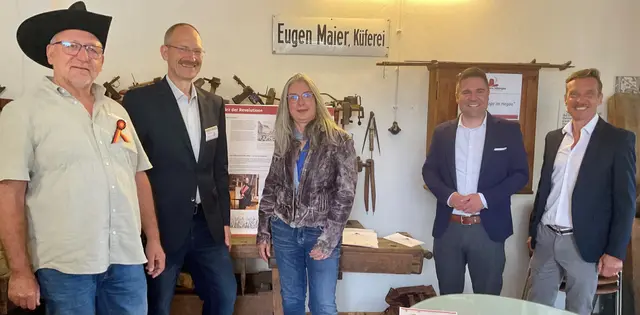 Die Eröffnung des Kulturbüros Hilzingen brachte wichtige Akteure zusammen und viel Vorfreude zum Ausdruck. Von links: Norbert Eckert, Vorsitzender der Hecker-Gruppe Singen, Wolfgang Panzer, Historiker und Vorsitzender des Museumsvereins, Theaterkünstlerin Manuela Trapani, Bürgermeister Holger Mayer und Martin Trinkner, Schulleiter der Peter-Thumb-Schule. | Foto: Bernhard Grunewald