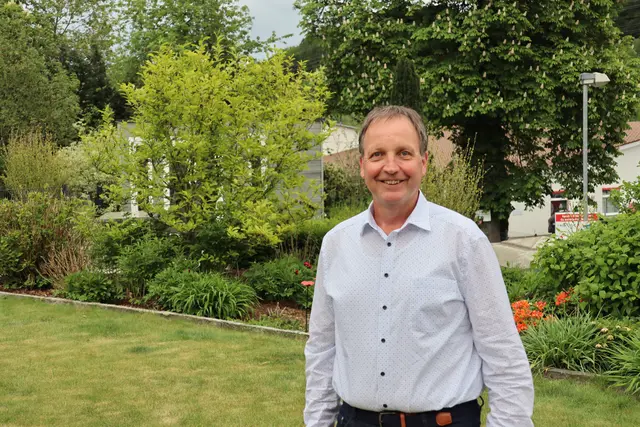 Alfred Thönes in seinem Garten in Stockach. Seit rund 30 Jahren lebt er hier. Seine Frau lernte er in Hohenfells kennen.  | Foto: Sebastian Ridder