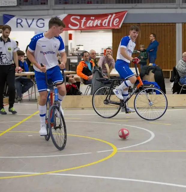 Jason Richmond (links) und Timon Beuscher ver der Radball-Mannschaft Singen 2. | Foto: Velo-Club Singen