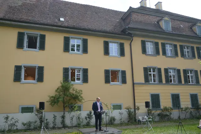Oberbürgermeister Bernd Häusler vor der Fassade des Singener Schlosses, in dem das Hegau-Museum untergebracht ist. | Foto: Tobias Lange