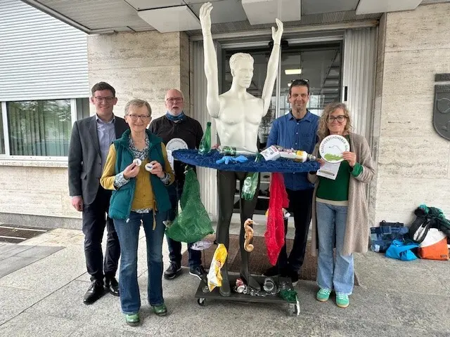 Bürgermeister Marcus Röwer (von links), Gabriele Glaser-Wuttke, Peter Teubner, Wolfgang Leibinger und Isabella Eisenhart laden dazu ein, gemeinsam für ein sauberes Singen zu sorgen. | Foto: Rossella Celano