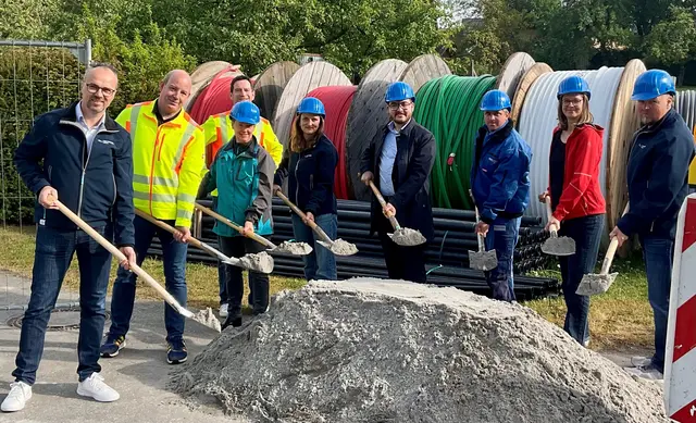 Viele Hände packen gemeinsam an bei der umfassenden Modernisierung des Stromnetzes und dem ersehnten Breitbandausbau für ein „Turbo-Internet“ im Ortsteil Weil der Stadt Tengen (von links): Thomas Sauter, Kommunalbetreuer beim Energieversorger Naturenergie Netze, Stefan Uhl und Joachim Baumeister, Ingenieure von Tillig Geomatics, Ortsvorsteherin Anita Specht, Andrea Rahn, Naturenergie-Bereichsleiterin Bau Ortsnetze, Bürgermeister Selcuk Gök, Jan Maier, Chef der Baufirma Maier GmbH, Petra Fritsch, Leiterin des Bauamts der Stadt Tengen und Jürgen Birkenberger, Baukoordinator bei Naturenergie Netze. | Foto: Bernhard Grunewald