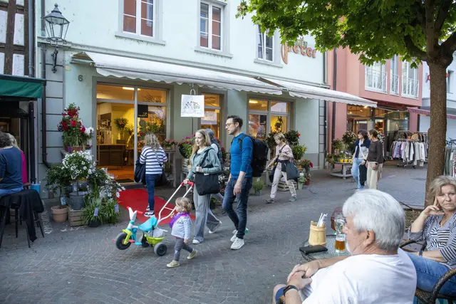 Für zahlreiche Geschäfte in der Zeller Innenstadt wurde beim DämmerShoppen am 8. Mai wortwörtlich der rote Teppich ausgerollt.  | Foto: Uwe Johnen