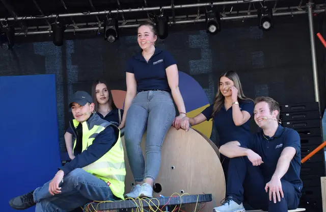 Mit ihrem modernen Theaterstück „Alltagshelden“ präsentierten die Auszubildenden der Stadtwerke Radolfzell auf der Showbühne eindrucksvoll ihr vielseitiges Aufgabenspektrum – nahbar, kreativ und ganz auf die heutige Jugend zugeschnitten. | Foto: Achim Holzmann