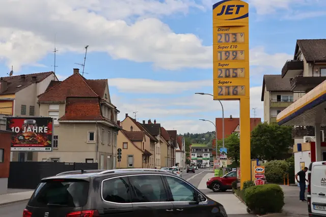 Die Hohenkrähenstraße ist ein beliebter Ort zum Tanken in Singen. Neben der hier gezeigten Jet-Tankstelle ist auch die Tankstelle der ZG Raiffeisen dort.  | Foto: Sebastian Ridder
