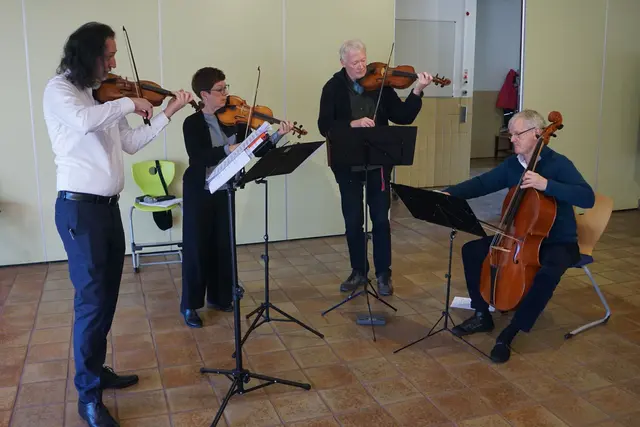 Bei einem Konzert in der Haldenwang-Schule gab das Schuppanzigh-Quartett den Schülerinnen und Schülern einen Einblick in die Welt der klassischen Musik. | Foto: Daniel Baerwind
