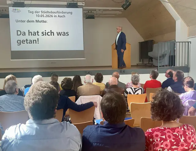 Zum Abschluss der erstmals 2012 begonnen Städtebauförderung in Aach zeigte  Bürgermeister Manfred Ossola die beeindruckenden Ergebnisse im Sanierungsgebiet „Im Dorf“ einer höchst interessierten Einwohnerschaft im Vereinszentrum. | Foto: Bernhard Grunewald