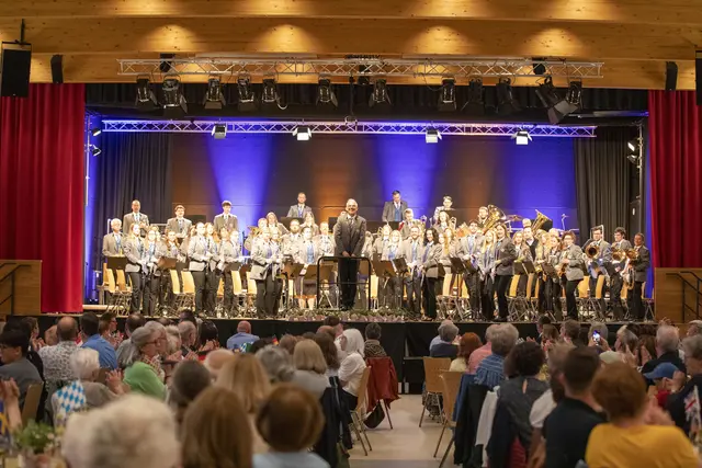 Die Stadtkapelle Engen beim Frühjahrskonzert 2026. Vorne auf der Bühne: Dirigent Heiko Post | Foto: Uwe Johnen