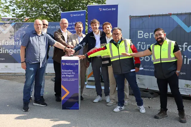 Der symbolisch rote Knopf wurde für den Startschuss der Glasfaser gedrückt.(Von links nach rechts): Michael Lisa (Key Account Manager Vertrieb Consumer/KMU, NetCom BW), Heinz-Dieter Restle (Sachbearbeiter TiefbauGottmadingen), Bernd Schöffling ( Geschäftsführer Eckert &amp; Graf GmbH), Bürgermeister Michael Klinger, Oliver Rohleder (Gebiets-/Infrastrukturmanagement, NetCom BW) sowie Artur Amorim und Kevin Kennedy von der COOF GmbH. | Foto: Juleda Kadrija