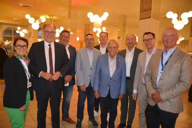 Geschäftsführerin Claudia Kessler-Franzen (von links) und der neue Vereinsvorstand von Singen aktiv: OB Bernd Häusler, Ingo Arnold, Dirk Oehle, Jens Heinert, Ehrenvorsitzender Gerd Springe, Michael Frank, Thomas Caster und Wilfried Trah. In Abwesenheit gewählt wurden Kitty Fischbach und Christoph Raquet. | Foto: Tobias Lange