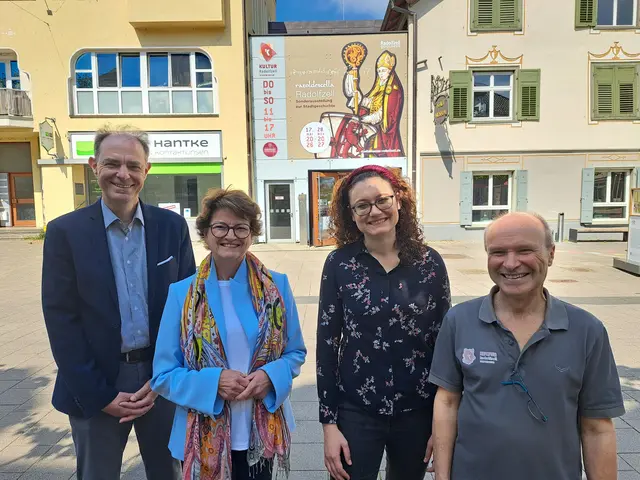 Das Stadtmuseum steht in den Startlöchern für die neue Sonderausstellung, Ratoldescella - Radolfzell, die am 17. Mai dort eröffnet wird. Zudem wird an dem Tag auch das 20-jährige Bestehen des Museums und der internationale Tag des Museums gefeiert, worauf sich die Verantwortlichen freuen. Von links: Fachbereichsleiter Kultur, Erik Hörenberg, Bürgermeisterin Monika Laule, Museumspädagogin, Jacqueline Berl und Museumleiter Rüdiger Specht. | Foto: Sebastian Ridder