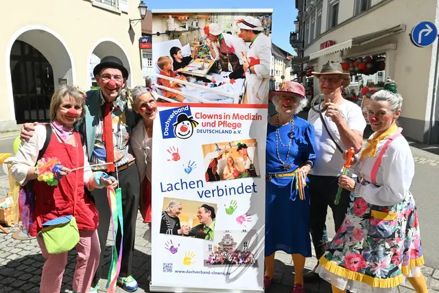 Am Aktionstag der Clowns in Medizin und Pflege war der Verein Lach-Falten in Stockach unterwegs. | Foto: Tobias Lange