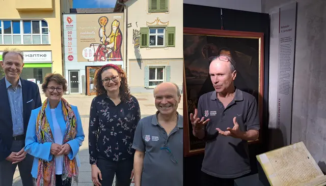 Das Stadtmuseum steht in den Startlöchern für die neue Sonderausstellung die am 17. Mai beim Museumsfest eröffnet wird. Links die Verantwortlichen und Organisatoren: Fachbereichsleiter Kultur, Erik Hörenberg, Bürgermeisterin Monika Laule, Museumspädagogin, Jacqueline Berl und Museumleiter Rüdiger Specht. Rechts Rüdiger Specht mit einer täuschend echten Faksimile der Ausstellung.Foto: Sebastian Ridder | Foto: Sebastian Ridder
