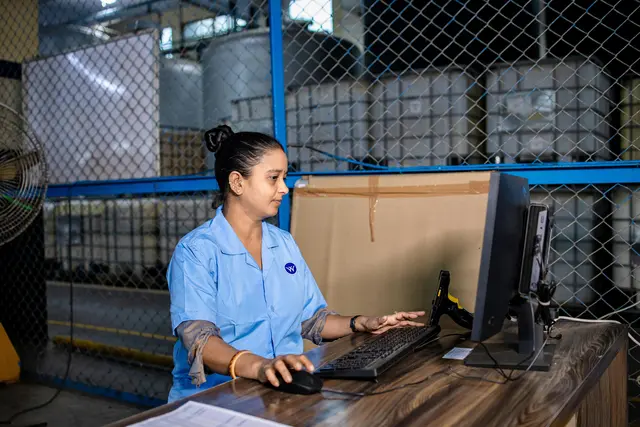 Foto: https://www.pexels.com/photo/female-factory-worker-using-computer-in-warehouse-31199540/