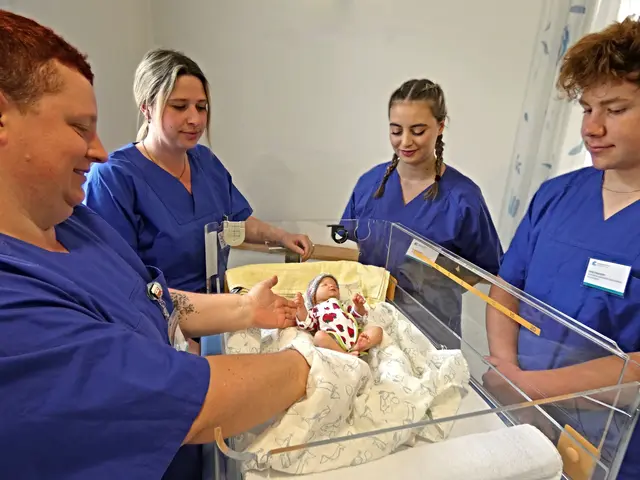 Die Praxisanleiterinnen der Neonatologie Sonja Baumann und Benita Nilson im Training mit den Auszubildenden Sebastian Uhl und Francesca Citera. | Foto: GLKN