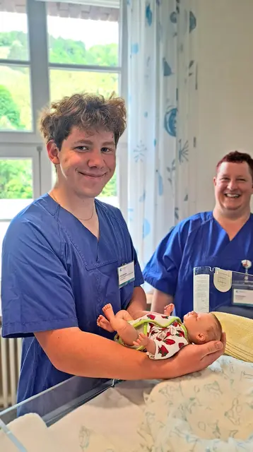 Auszubildender Sebastian Uhl und Sonja Baumann, Praxisanleiterinnen der Neonatologie | Foto: GLKN