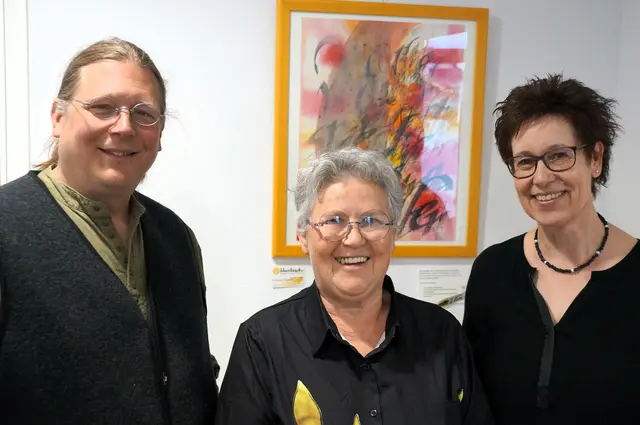 Frank Weigelt (Leiter der VHS Stockach), Renate Wohriska (Kunst- und Kulturkreis Steißlingen) und die Kalligrafie-Künstlerin Christiane Hermann vor einem ihrer Werke. | Foto: Constanze Wyneken