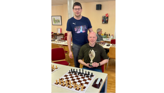 Dr. Sebastian Gallenlöhner vom Schachklub Engen (re.) erhielt von Frank Isele, dem stellvertretenden Vorsitzenden des SK Singen 1920 e.V., den Siegerpokal des erstmals ausgespielten Constantin-Schirowski-Gedächtnisturniers, welches gut 30 teilnehmende Schachfreunde am Sonntag in den Räumen der Singener Naturfreunde zusammenführte. | Foto: Bernhard Grunewald