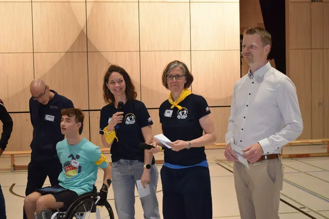 Die Markelfinger Markolfhalle verwandelte sich am letzten Wochenende beim Inklusiven Sport- und Begegnungswochenende in einen Ort der Offenheit und des Miteinanders. Oberbürgermeister Simon Gröger und die Organisatoren Nina Breimaier und Aline Braun (von rechts nach links) begrüssten zahlreiche Rollstuhlfahrer, Menschen mit Behinderungen und Besucher.  | Foto: Achim Holzmann