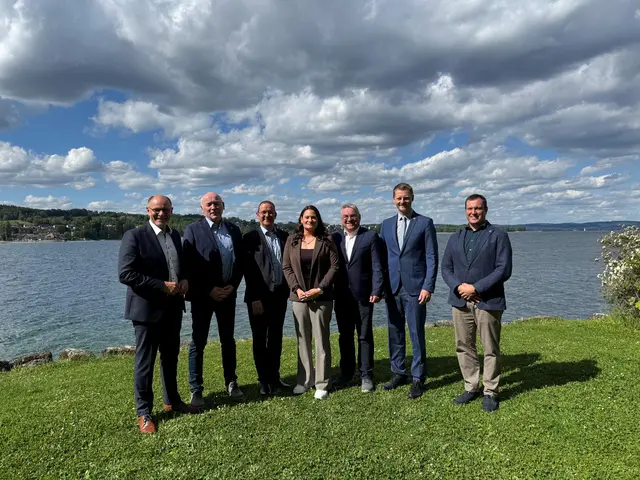 Auf dem Foto (v. l. n. r.): Bernd Häusler, Oberbürgermeister Stadt Singen; Jürgen Maas, Bürgermeister Gemeinde Gaienhofen; Stefan Keil, Bürgermeister Gemeinde Orsingen-Nenzingen; Hannah Hirt, Geschäftsführerin REGIO e.V.; Ralf Baumert, Bürgermeister Gemeinde Rielasingen-Worblingen; Simon Gröger, Oberbürgermeister Stadt Radolfzell am Bodensee; Moritz Eggenberger, Stadtpräsident Stadt Steckborn. Auf dem Foto fehlen: Zeno Danner, Landrat Landkreis Konstanz; Philipp Stolz, Bürgermeister Gemeinde Reichenau. | Foto: REGIO Konstanz-Bodensee-Hegau