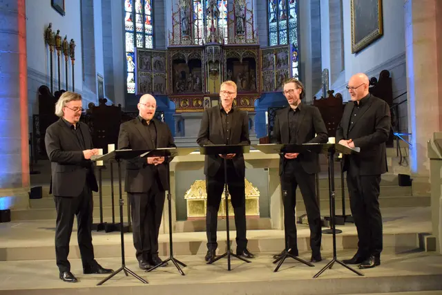 Das Leipziger Vokalensemble «amarcord» bewies mit dem Konzert «Semper Pax – Immer wieder Frieden» im Münster ULF, dass die menschliche Stimme das wohl unmittelbarste und zugleich Vollkommene aller Instrumente bleibt. Von links nach rechts: die Tenöre Wolfram Lattke und Christian Pohler, Frank Ozimek (Bariton) und die Bassstimmen Daniel Knauft und Holger Krause.  | Foto: Achim Holzmann