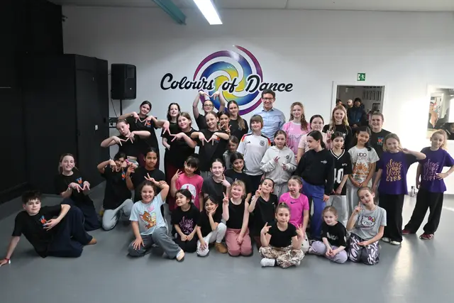 Zum Abschluss des Besuchs bei der Tanzschule Colours of Dance gab es das obligatorische Gruppenfoto von Bürgermeister Marcus Röwer mit den jungen Tänzerinnen und Tänzern. | Foto: Tobias Lange