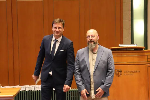 Landrat Zeno Danner und das neue Kreistagsmitglied, Thomas Frischmuth, nach der Vereidung. Frischmuth war kurzzeitig auch im Singener Stadtrat. | Foto: Sebastian Ridder