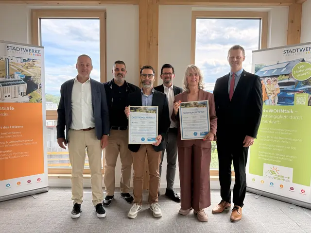 Freuen sich auf künftig bundesweiten Strom für Allweiler und SCHIESSER (von links): Tobias Hagenmeyer, Geschäftsführer der Stadtwerke Radolfzell; Serdar Yalcinkaya, Leiter Key Account Management; Andreas Wernado, Senior Director Operations / Managing Director Allweiler GmbH; Armin Schelian, Vertriebsleiter der Stadtwerke Radolfzell; Sonja Balodis, Geschäftsführerin SCHIESSER; Simon Gröger, Oberbürgermeister der Stadt Radolfzell. | Foto: Stadtwerke Radolfzell