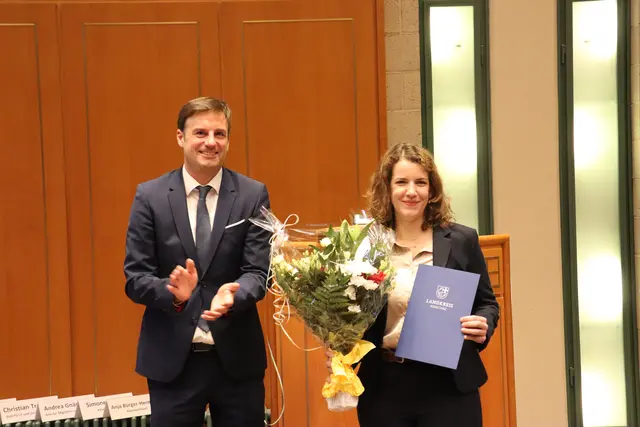 Landrat Zeno Danner verabschiedet Lina Seitzl aus dem Kreistag. Die SPD-Bundestagsabgeordnete war über sieben Jahre im Konstanzer Kreisrat.  | Foto: Sebastian Ridder