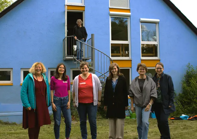 (Von links nach rechts): Eva-Maria Beller (Leitung Abteilung Kinder und Jugend), Elea Magarinos (Team Lollipop), Anja Ebner (Team Lollipop), Jasmin Huber, Bürgermeisterin Monika Laule, Brigitte Reichmann (Leitung Fachbereich Bildung, Jugend, Sport) freuen sich über die abgeschlossenen Sanierungsmaßnahmen des Lollipops. | Foto: Eron Metolli 