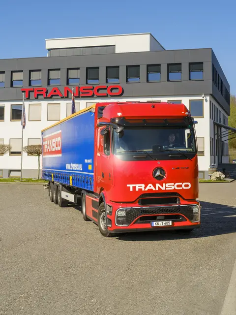 Transco treibt die Elektrifizierung des Fernverkehrs weiter voran: Mit dem neuen Mercedes-Benz Actros e600 wird der Eigenfuhrpark um reichweitenstarke E-Lkw für internationale Transporte erweitert. | Foto: Transco