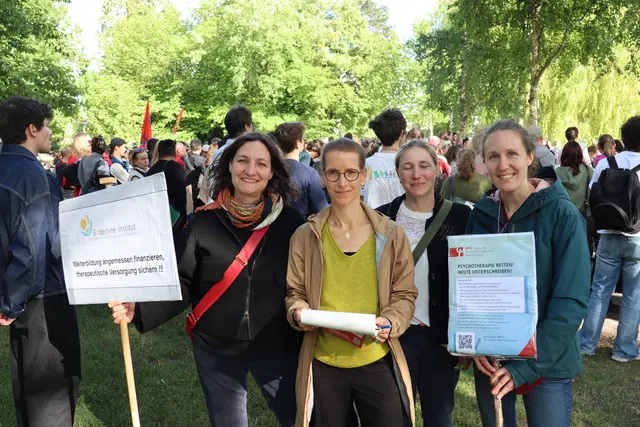 Das Bodensee-Institut will eine Ausbildungsstelle für Psychotherapeuten sein, kann aber unter den aktuellen Umständen keine adäquate Ausbildung anbieten. Deshalb gehen Leiter und Mitarbeiter auf die Straße. Von links: Margit Löchte, Johanna Fies, Katarina Müller-Selestianska und Hannah Bauer.  | Foto: Sebastian Ridder