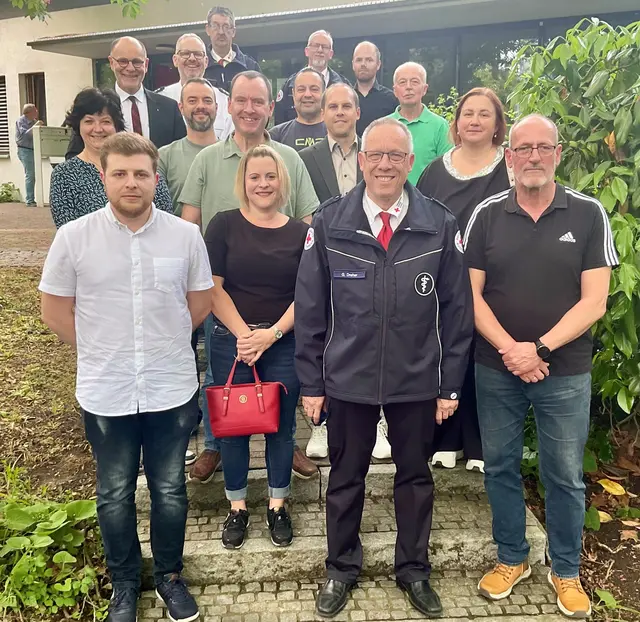 Oberbürgermeister Bernd Häusler (obere Reihe li.) konnte als Vorsitzender des DRK Ortsverbandes Singen zusammen mit seinem Stellvertreter Markus Mayer (2.v.li, obere Reihe) viele Blutspenderinnen und Blutspender für ihr Engagement und ihre Vorbildfunktion ehren, an der Spitze Günter Dreher (vordere Reihe, 2.v.re) mit 150maliger Spende in 25jähriger DRK-Mitgliedschaft. | Foto: Bernhard Grunewald