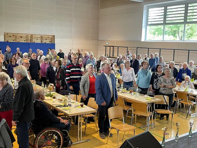 Die Gäste genießen einen unterhaltsamen Nachmittag, hier mit einer Gymnastikeinlage mit Lioba Kübler. | Foto: Elisabeth Auer
