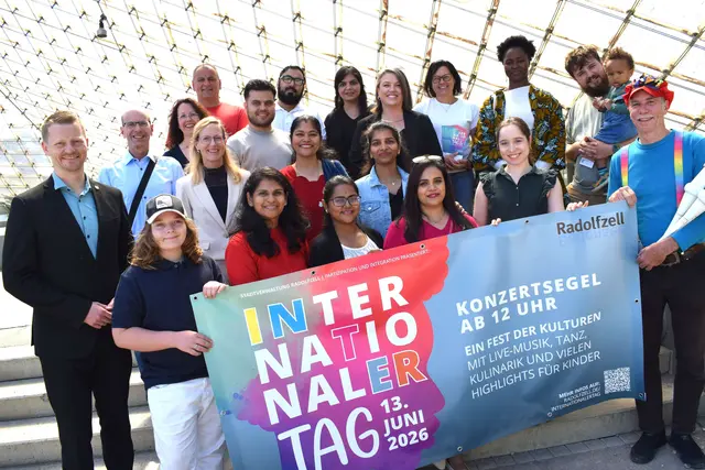 Die Stadtverwaltung, die Organisatoren und zahlreiche Mitwirkende des Festes am letzten Donnerstag bei einer Gesprächsrunde zum Internationalen Tag am Samstag, den 13.Juni 2026. | Foto: Achim Holzmann