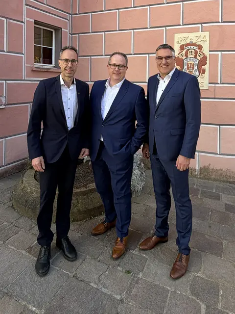 von links nach rechts: Verwaltungsratsvorsitzender und Bürgermeister Frank Harsch, neues Vorstandsmitglied Ronny Stocker, neuer Vorstandsvorsitzender Bernhard Rendler
 | Foto: Oliver Rösner, Sparkasse Engen-Gottmadingen 