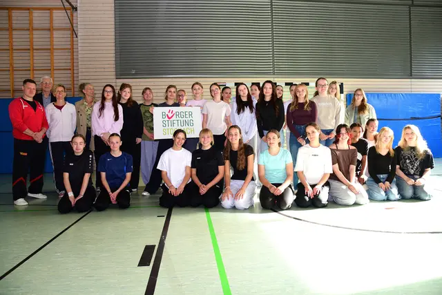 Freuen sich über die Unterstützung von „Sensibilisierung, Prävention &amp; Selbstverteidigung“: Florian Probst von VI- Unit (Kampfkunstschule in Radolfzell), Gebhard Schulz (Bürgerstiftung), Frau Kaeß (Lehrerin), Frau Brinkmann (Schulsozialarbeiterin), Schülerinnen der Werkrealschule des Schulverbundes Nellenburg. | Foto: Werner Gaiser