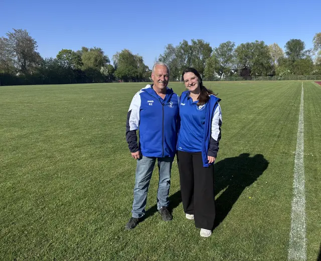 Bürgermeisterin Judith Joy Klotz und Reiner Zimmermann, Vorsitzender des SV Volkertshausen, freuen sich über die Förderzusage. | Foto: Gemeinde Volkertshausen