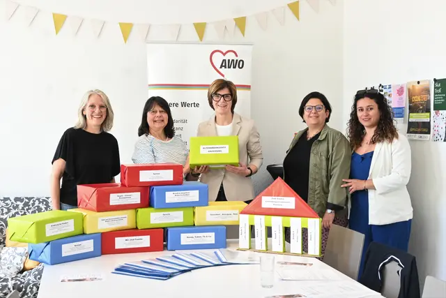 (Von links nach rechts:) Regina Brütsch (Geschäftsführerin AWO), Agnes Hügle (Vertreterin der AWO Projektkoordination), Anja Claßen (Vertreterin der Bürgerstiftung), Nicole Grison (Fachkraft) und Adriana Gonzales (Co-Moderatorin) freuen sich, dass die Elternwerkstatt-Erziehung auf positive Resonanz stößt. Vor ihnen stehen die Bausteine und die fünf Säulen der Erziehung, die unter anderem in der Werkstatt verwendet werden. | Foto: Juleda Kadrija
